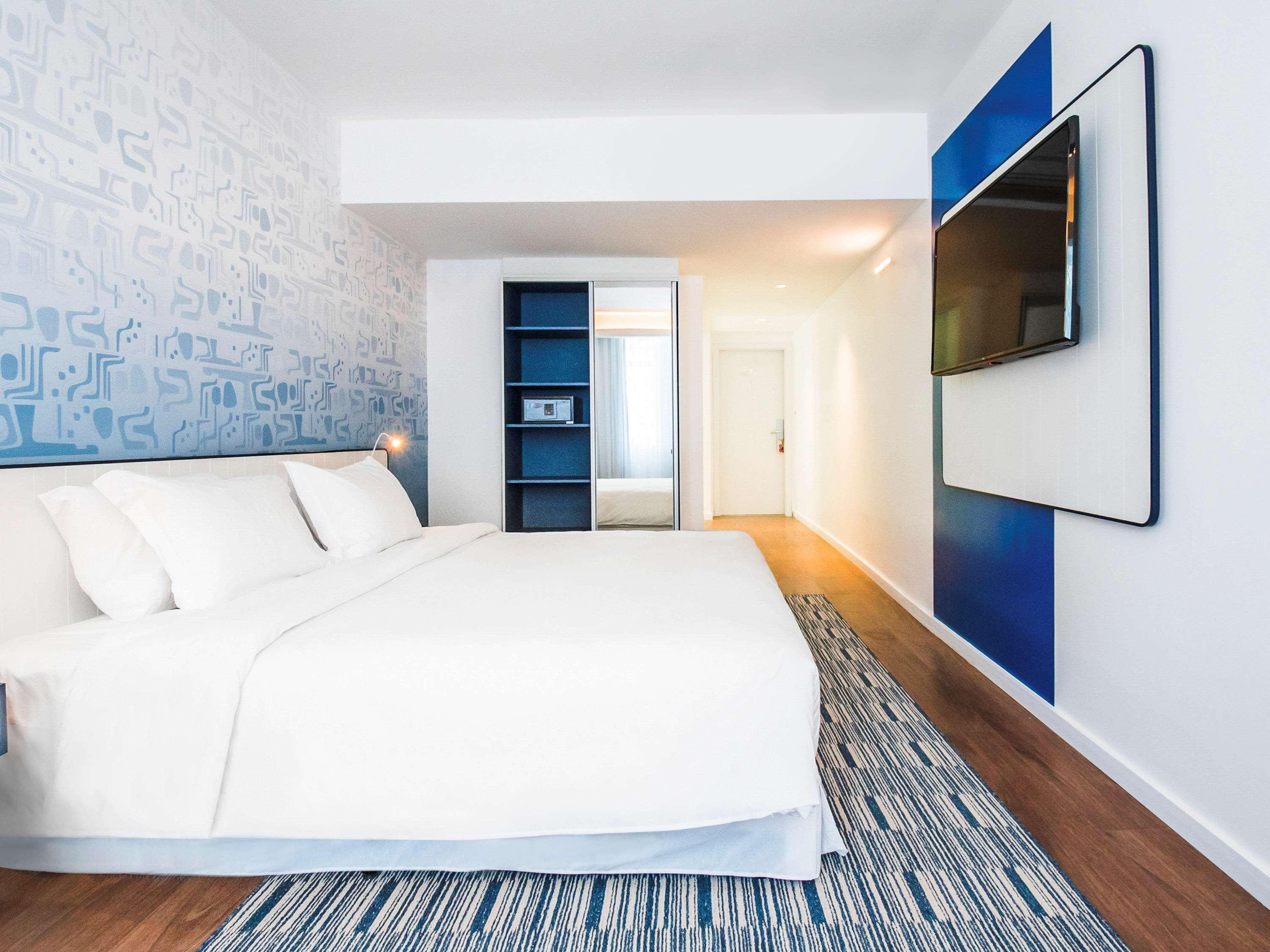 EXECUTIVE, KING BED, PARTIAL SEA VIEW