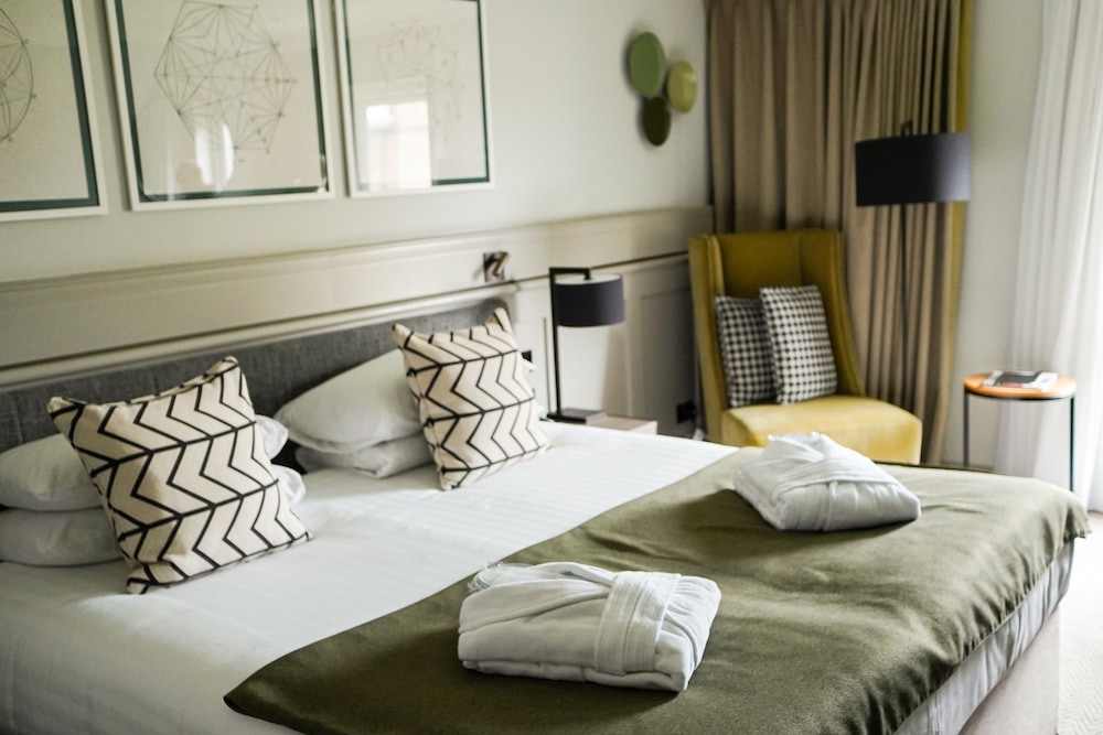 De Vere Cranage Estate 6/44