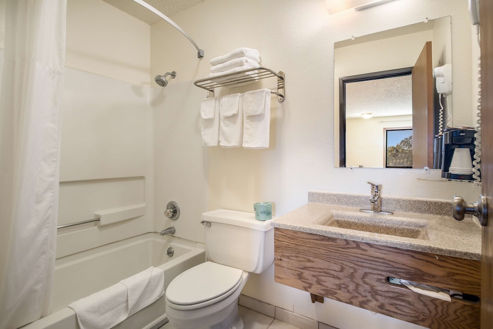 Americas Best Value Inn & Suites Harrisonville 12/33