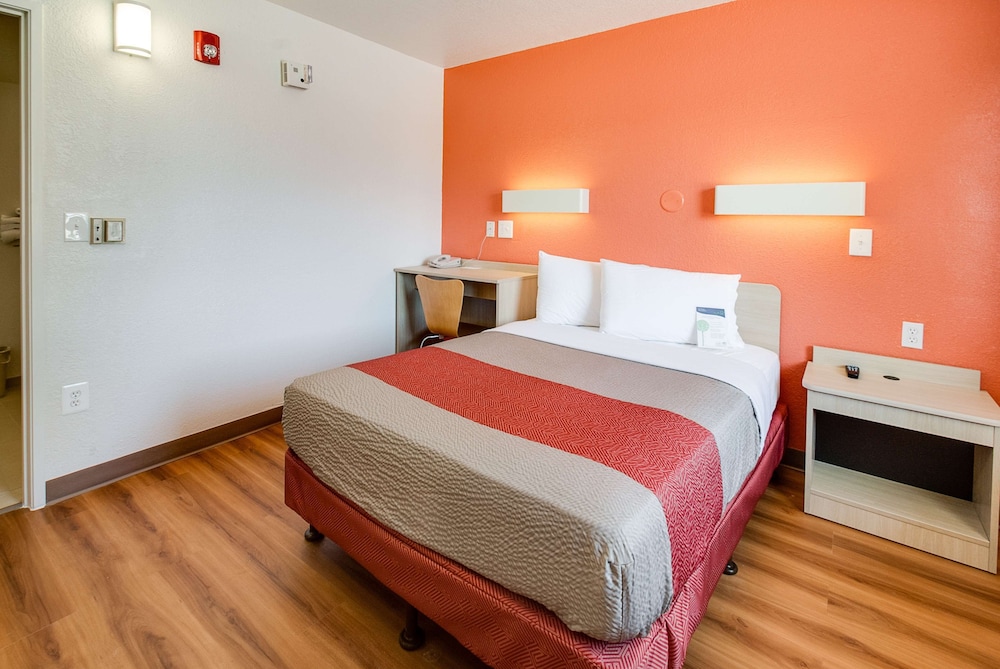 Motel6 Lenexa, KS - Kansas City Southwest 20/44