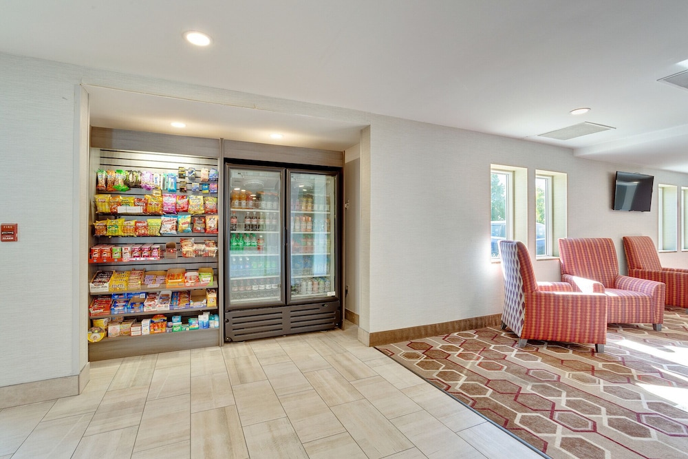Orangewood Inn & Suites Kansas City Airport 27/37