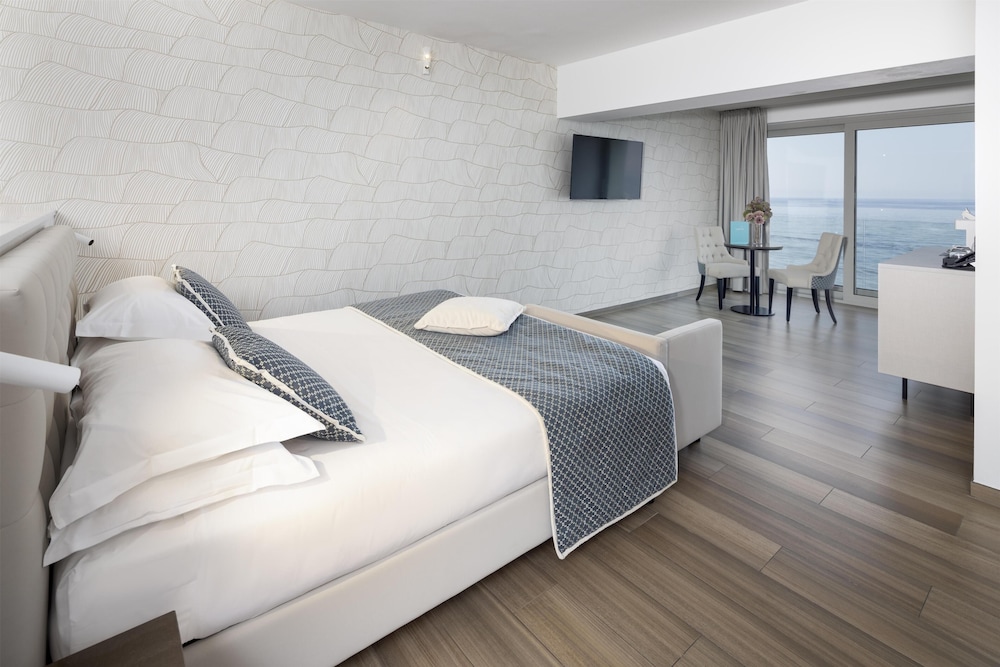 Junior Suite, Queen Bed, Sea View
