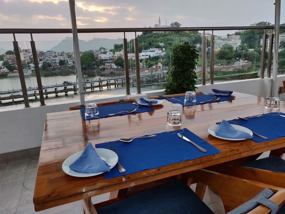 A Lake View Hotel Rajdarshan 31/49