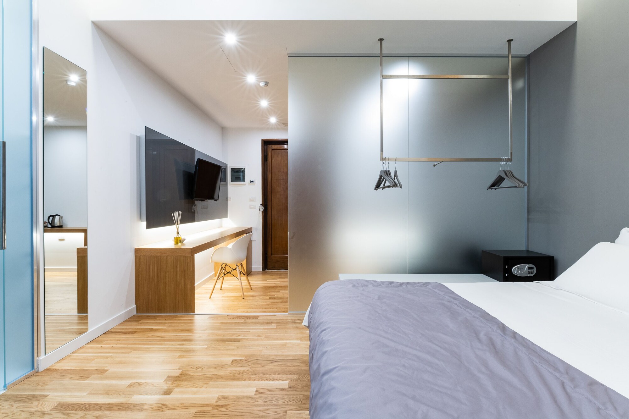 SUITE, 1 SINGLE AND 2 DOUBLE BEDS, CITY VIEW
