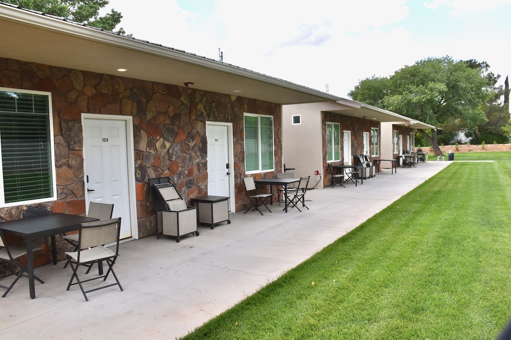 Zion s Camp and Cottages 40/50