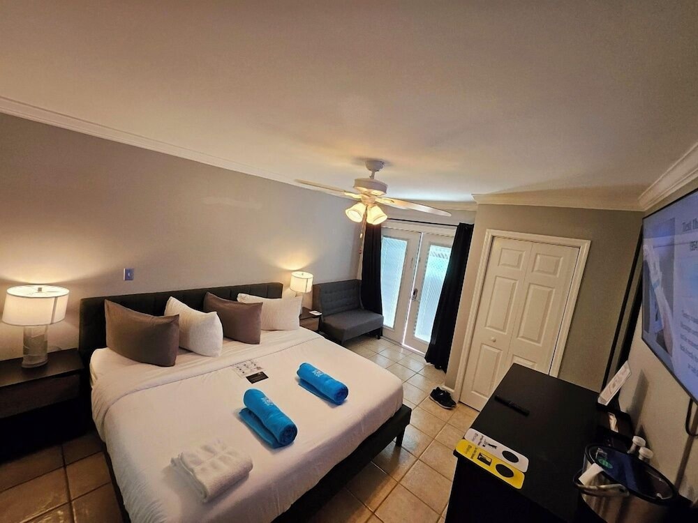 Bishop Hotel Key West 14/50