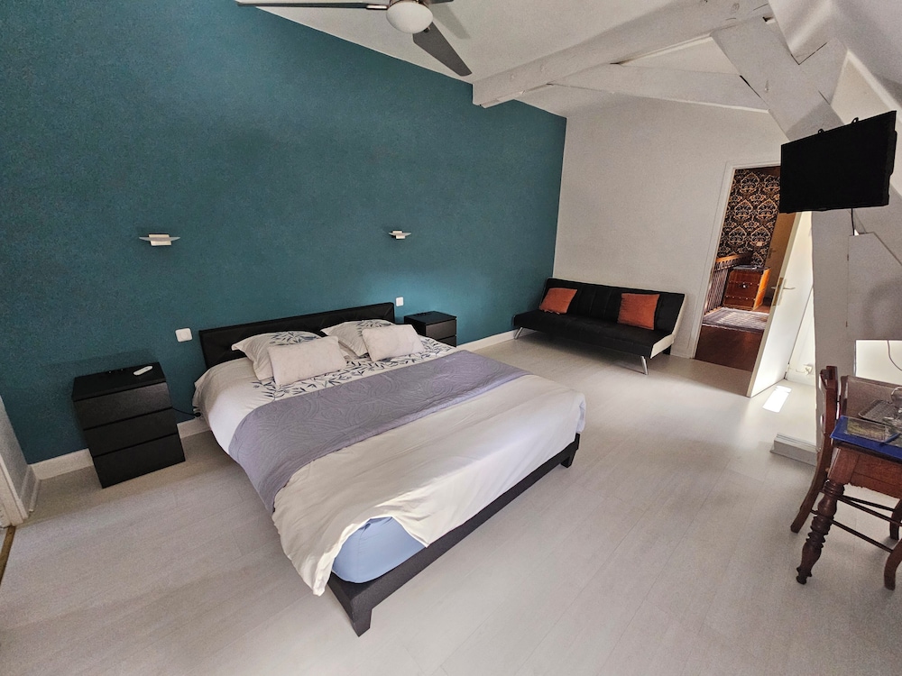 ROOM, DOUBLE BED