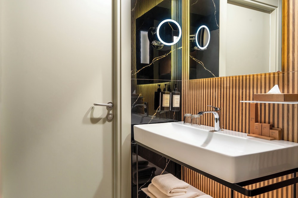 غرفة ركنية بسرير كينج بشرفة بإطلالة جزئية على البحر، Sile Gonen Hotel 8/10