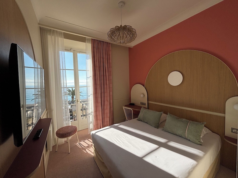 غرفة بسرير مزدوج أو سريرين منفصلين بإطلالة على البحر، Hotel Vacances Bleues Le Balmoral 7/10