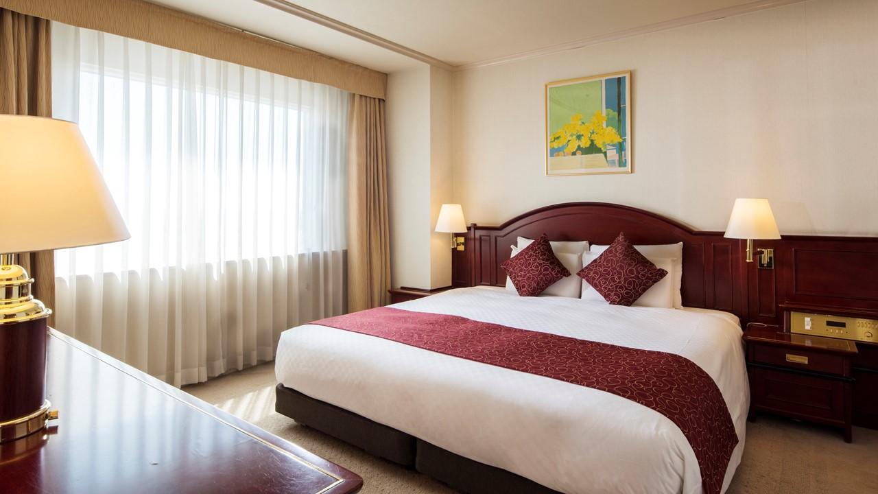 Junior Suite, King Bed, Night View, Smoking