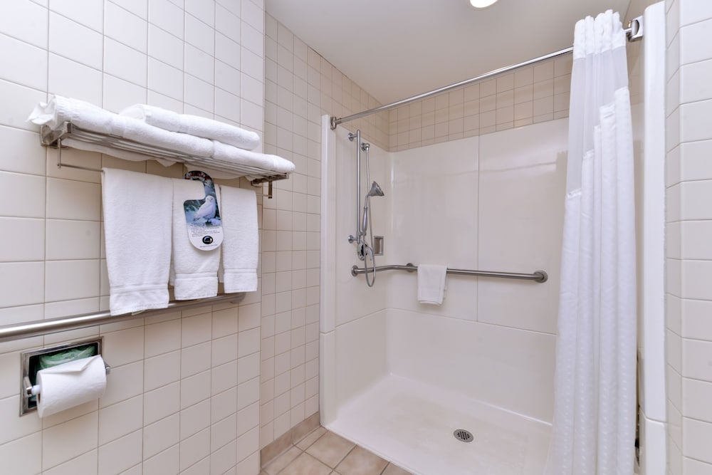 جناح بسرير كوين لذوي الإعاقة، Holiday Inn Express Breezewood 3/4