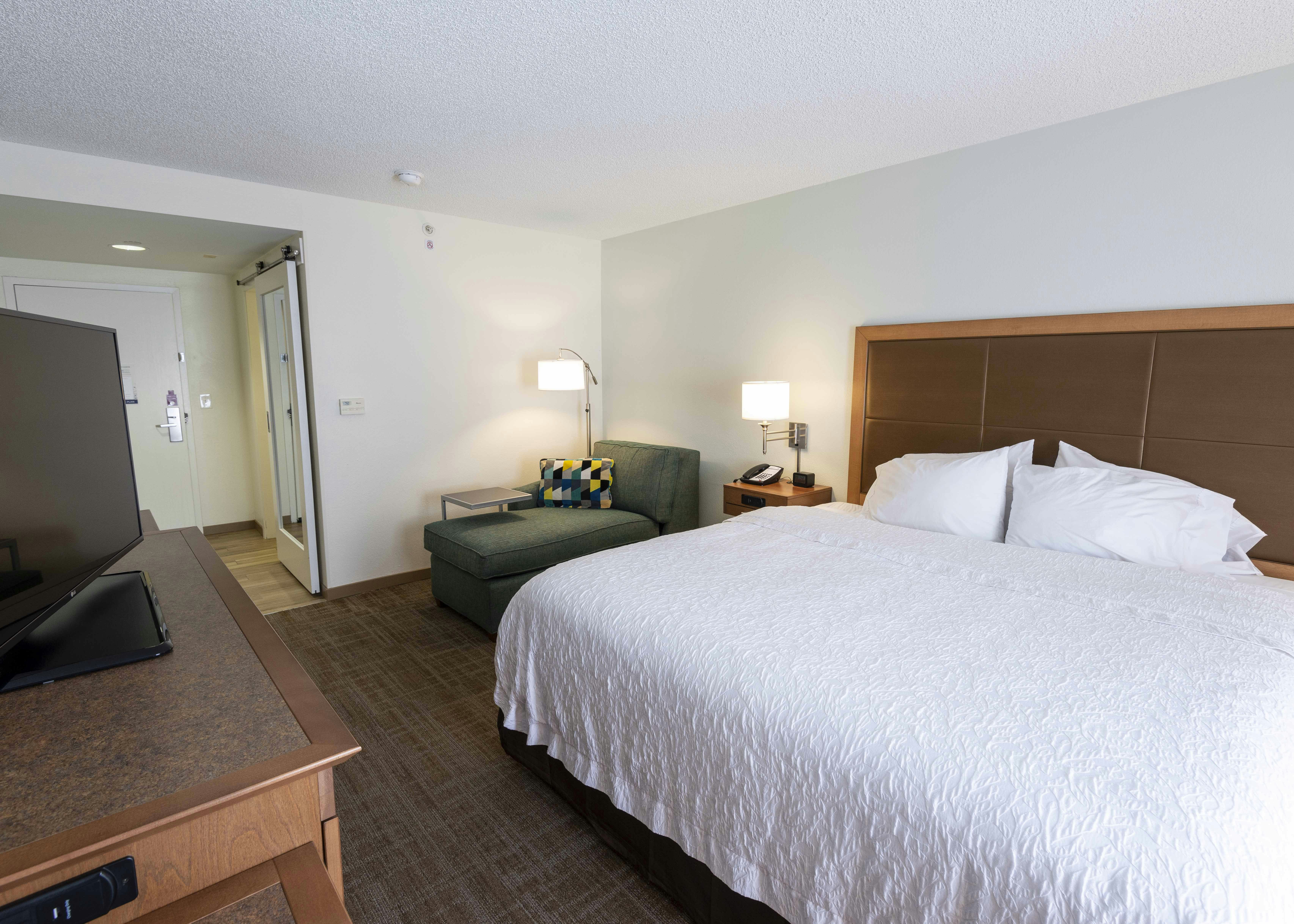 Room, King Bed, Chaise Lounge