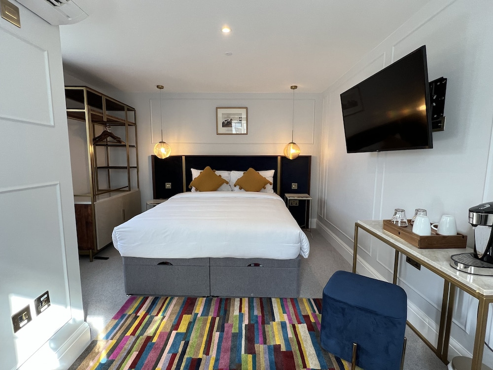 Three Falcons Hotel 13/50