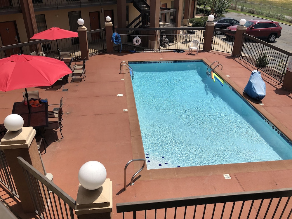 Days Inn By Wyndham Columbus 30/54