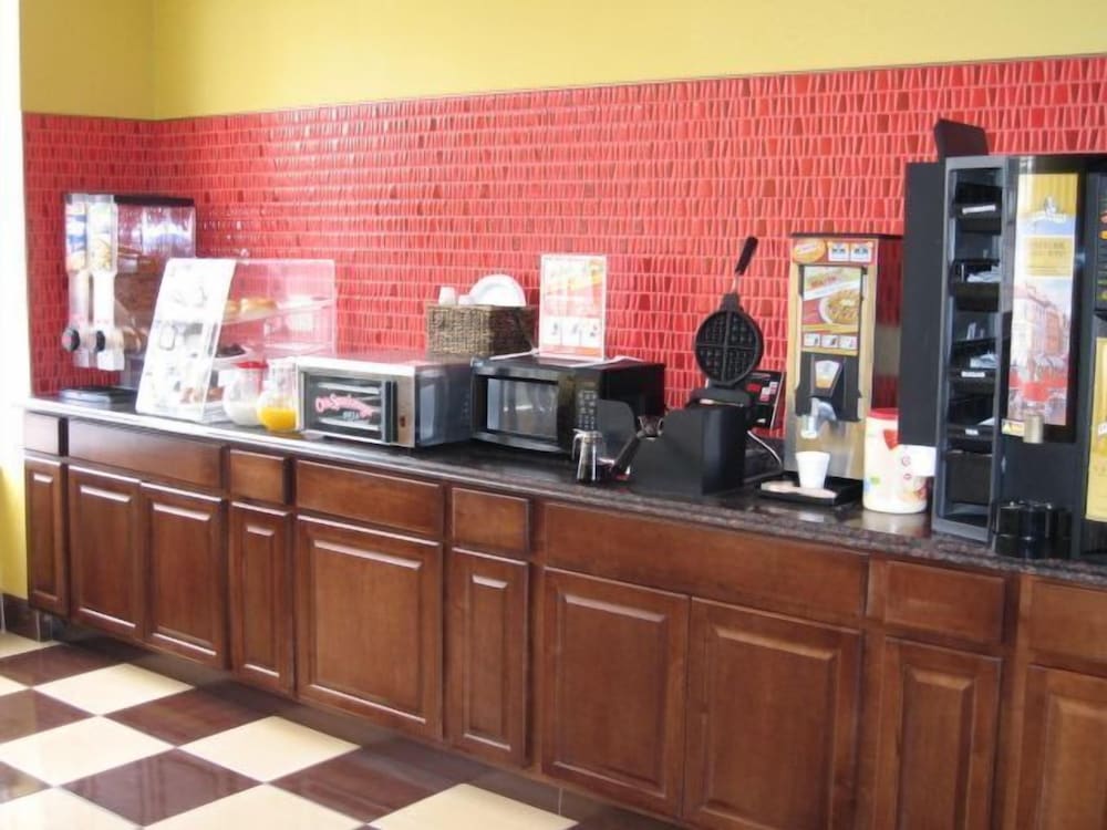 Townhouse Inn &amp; Suites 18/25