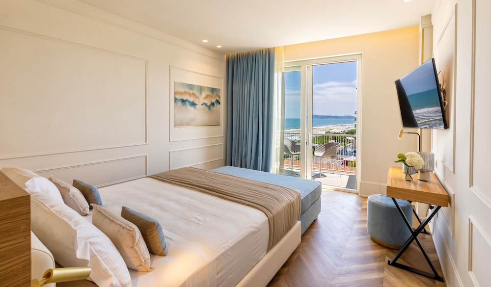 EXECUTIVE, DOUBLE BED, PARTIAL SEA VIEW