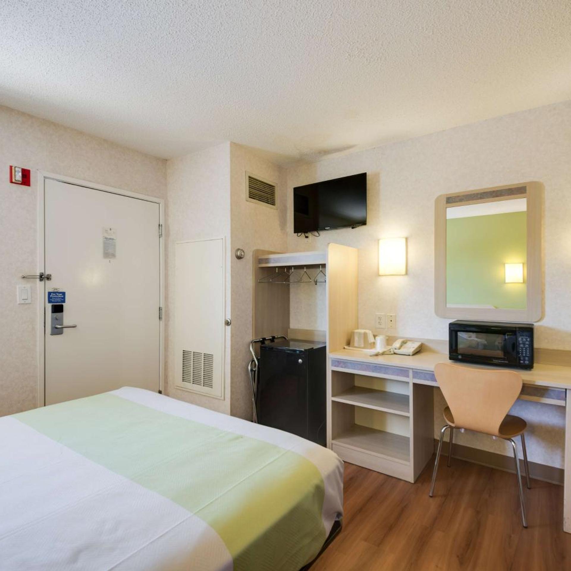 1 Queen Bed - Non-Smoking