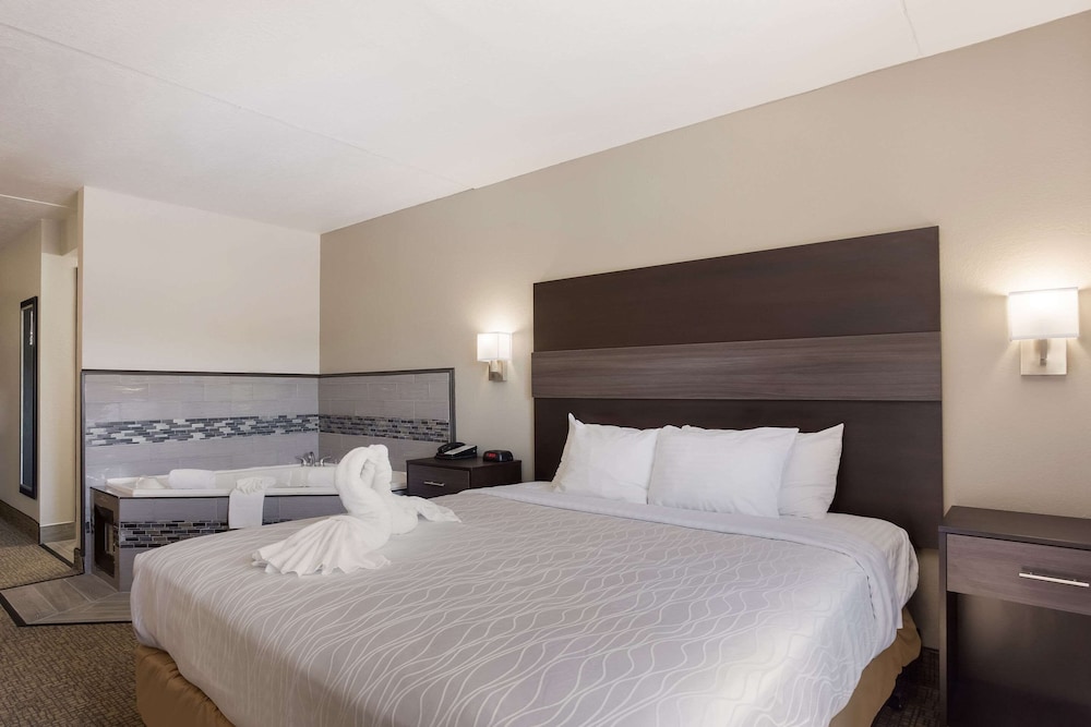ROOM, KING BED, HOT TUB