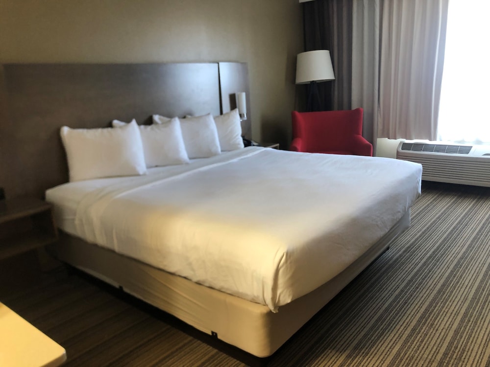 Country Inn & Suites By Radisson, Ankeny, IA 12/40