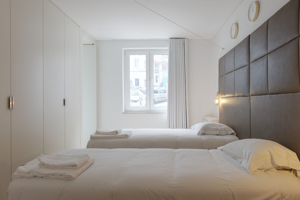2 BEDROOMS, CITY, APARTMENT, KITCHENETTE