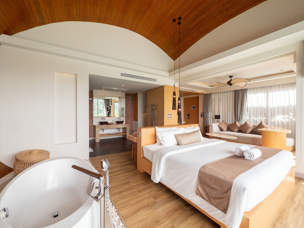 Crest Resort and Pool Villas 22/50