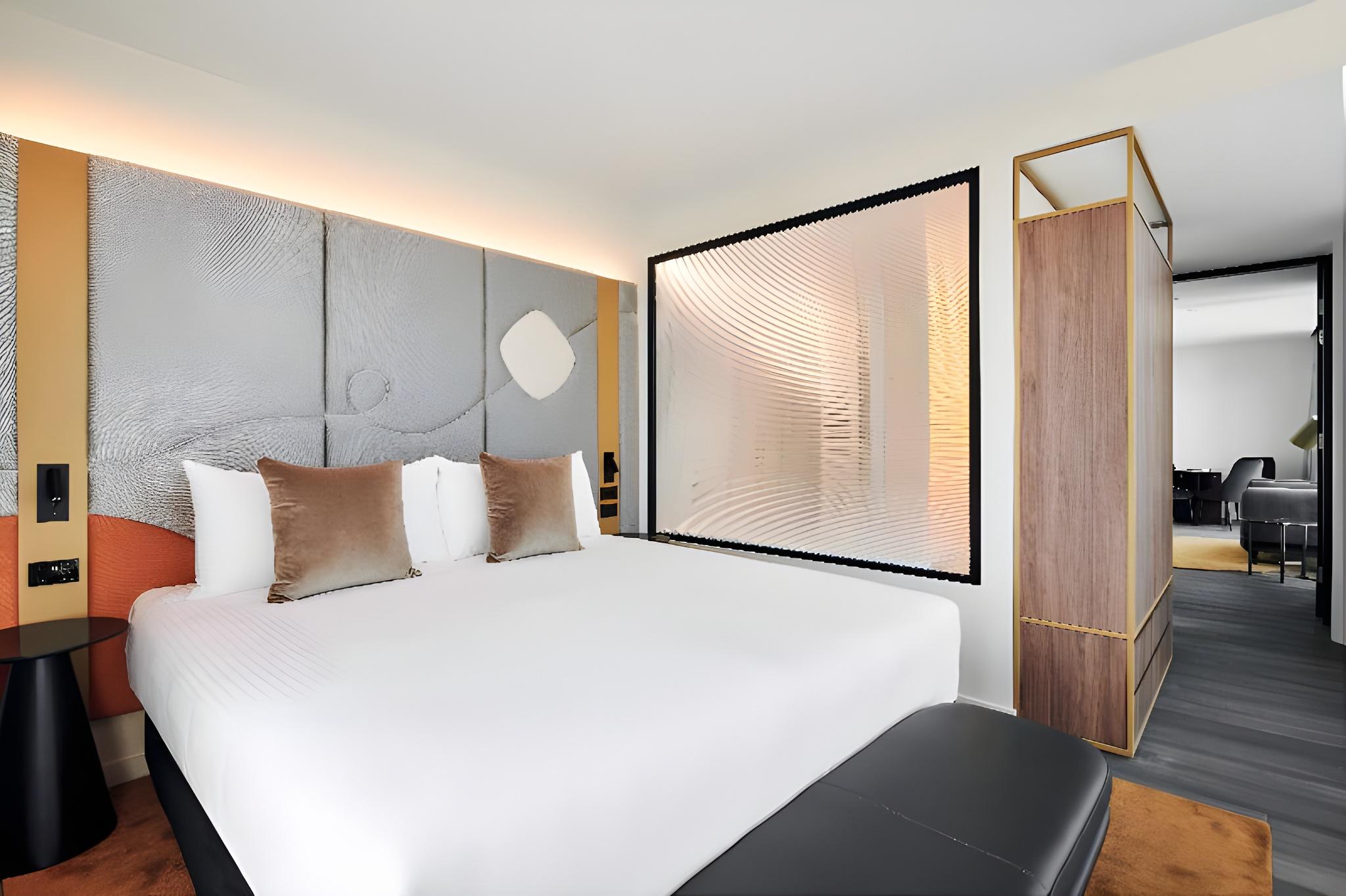 Plus, Suite, Skyline View