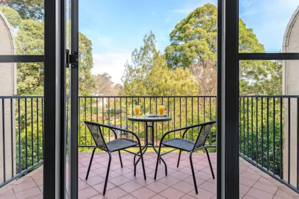 BERRY VILLAGE BOUTIQUE MOTEL 26/49