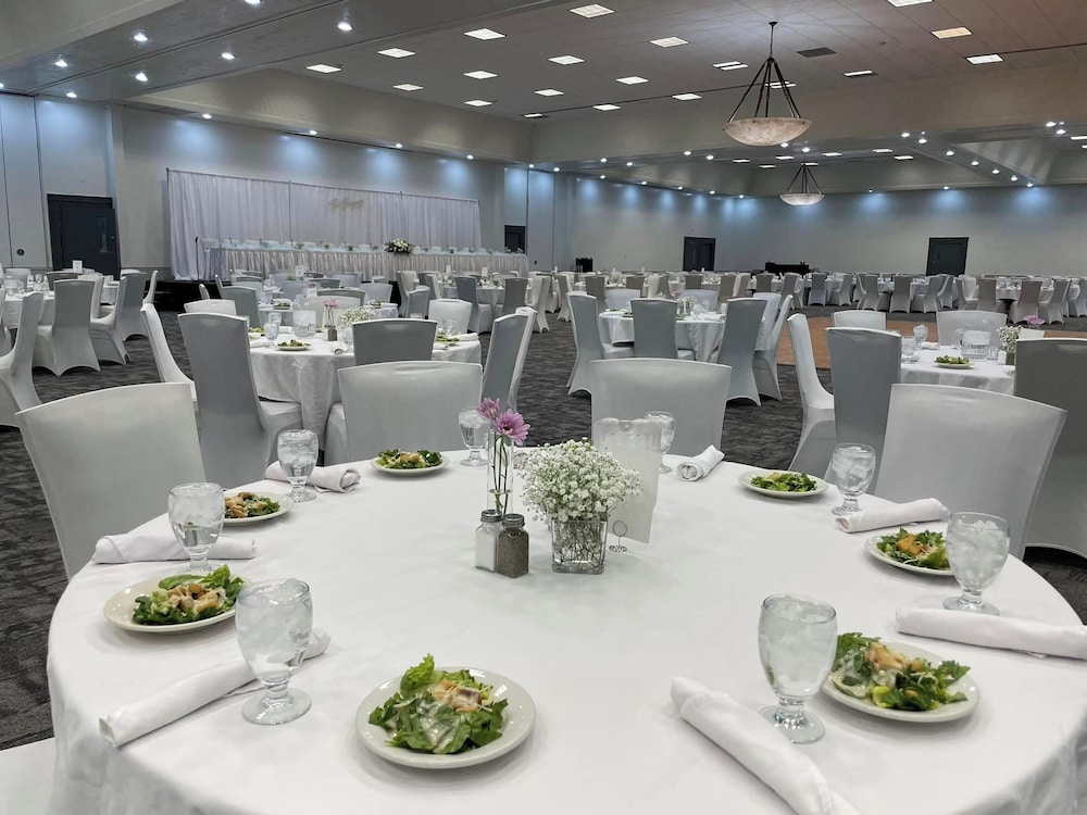 Bismarck Hotel and Conference Center 30/50