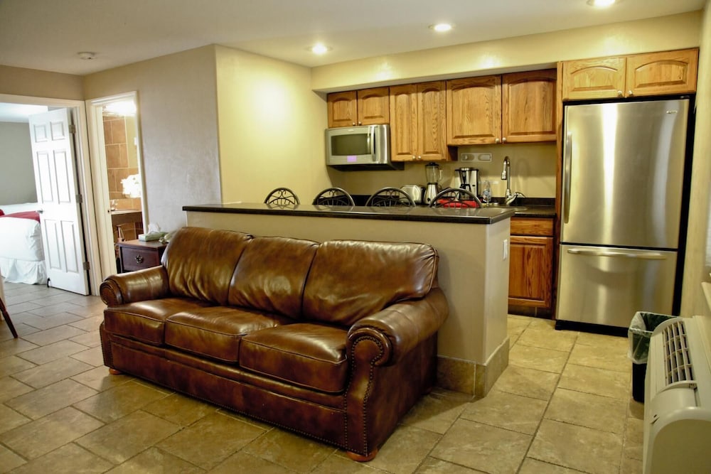 Lake Grassy Inn & Suites 27/38
