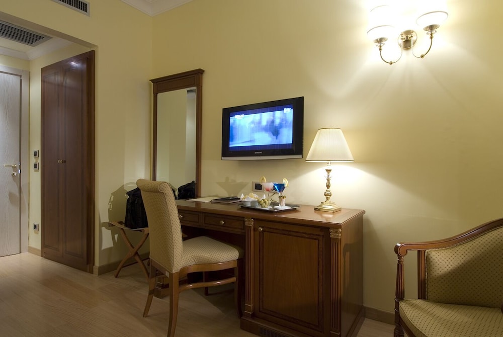 Homs Hotel 24/35