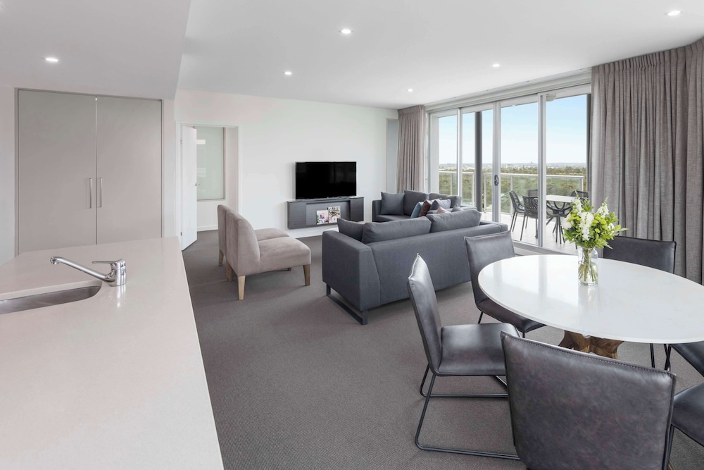 Oaks Embassy Adelaide Suites 59/64