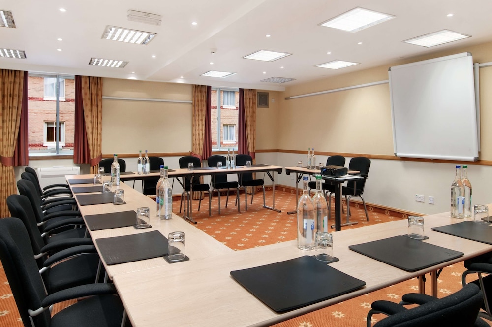 DOUBLETREE BY HILTON BRISTOL NORTH 46/47