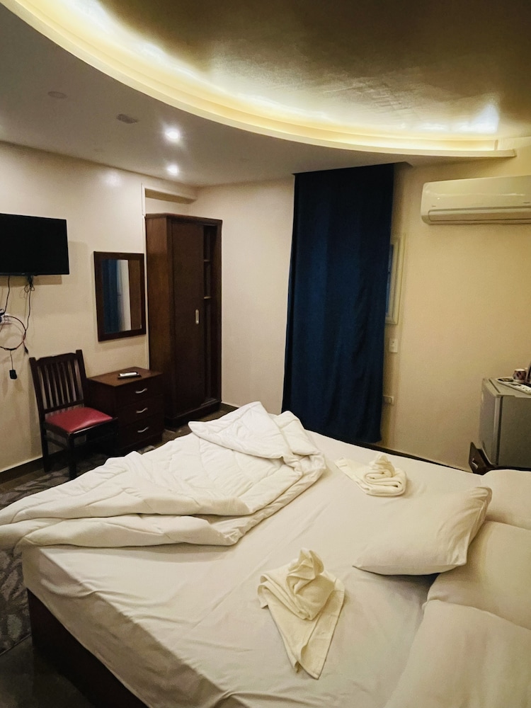 Three Giza Pyramids Inn 31/65