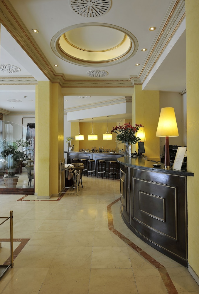 Roger De Lluria Hotel 4/57