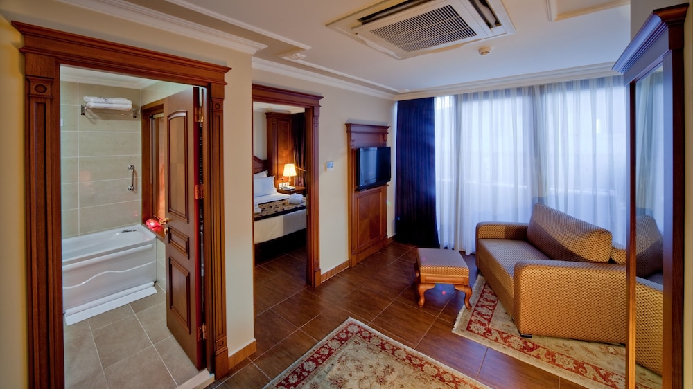 GLK Premier The Home Suites and Spa 28/50