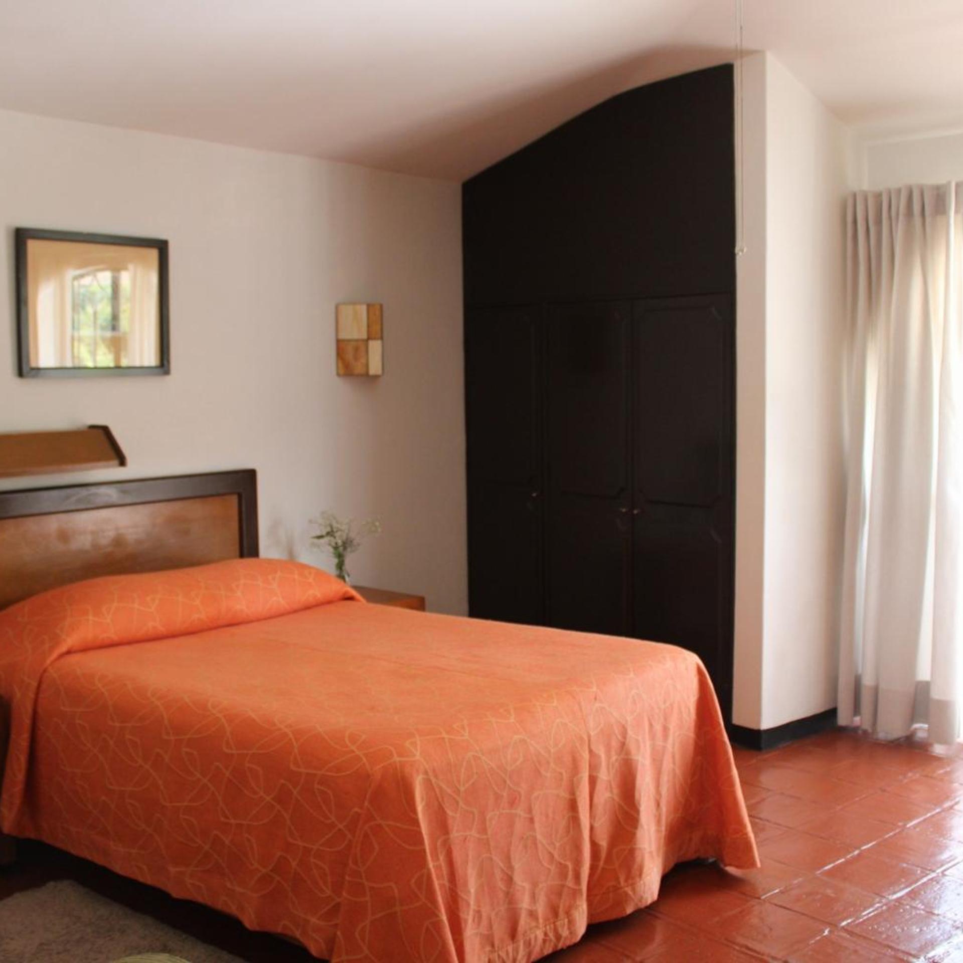 Standard, Queen Bed