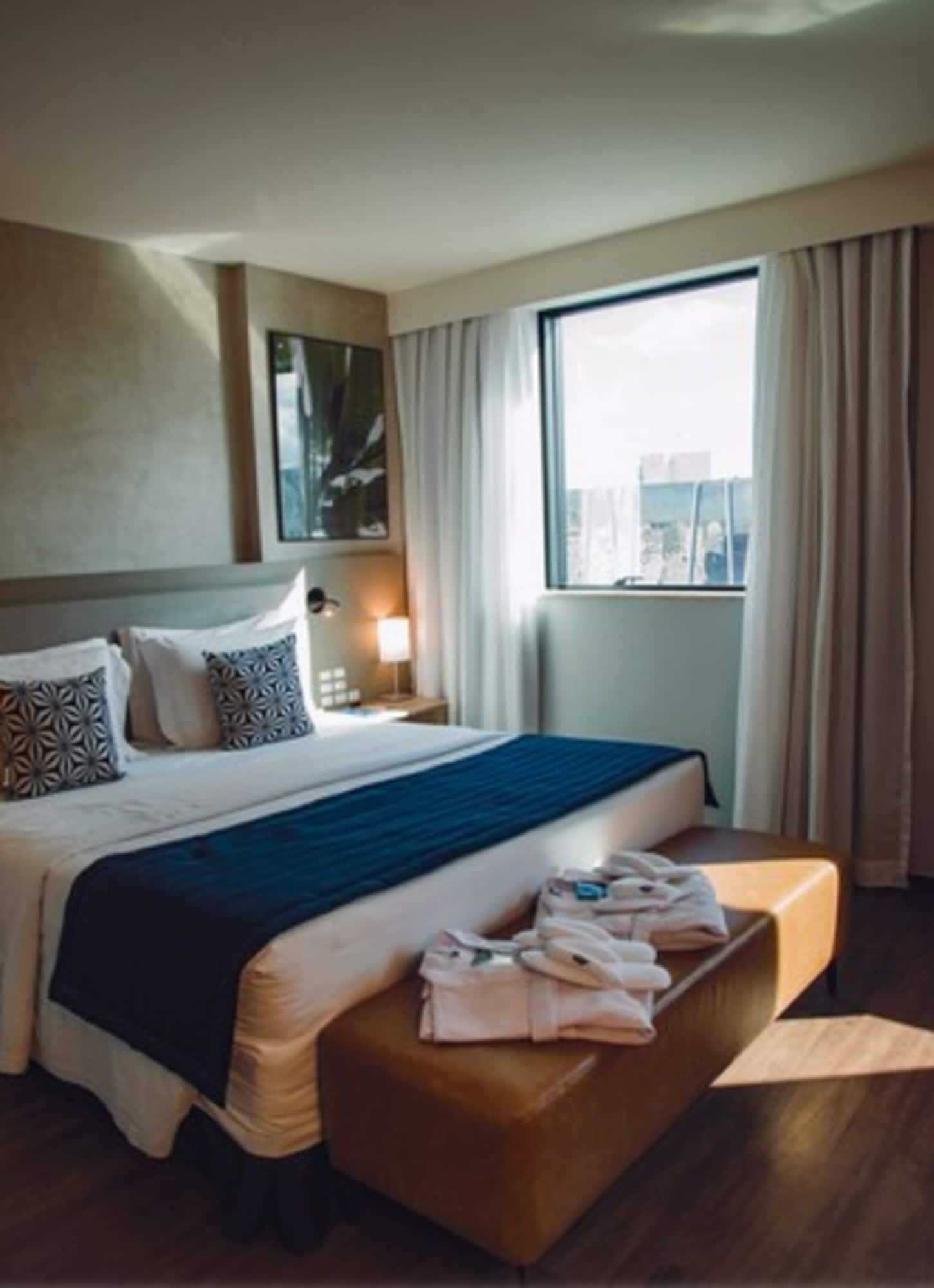 PREMIER, QUEEN BED