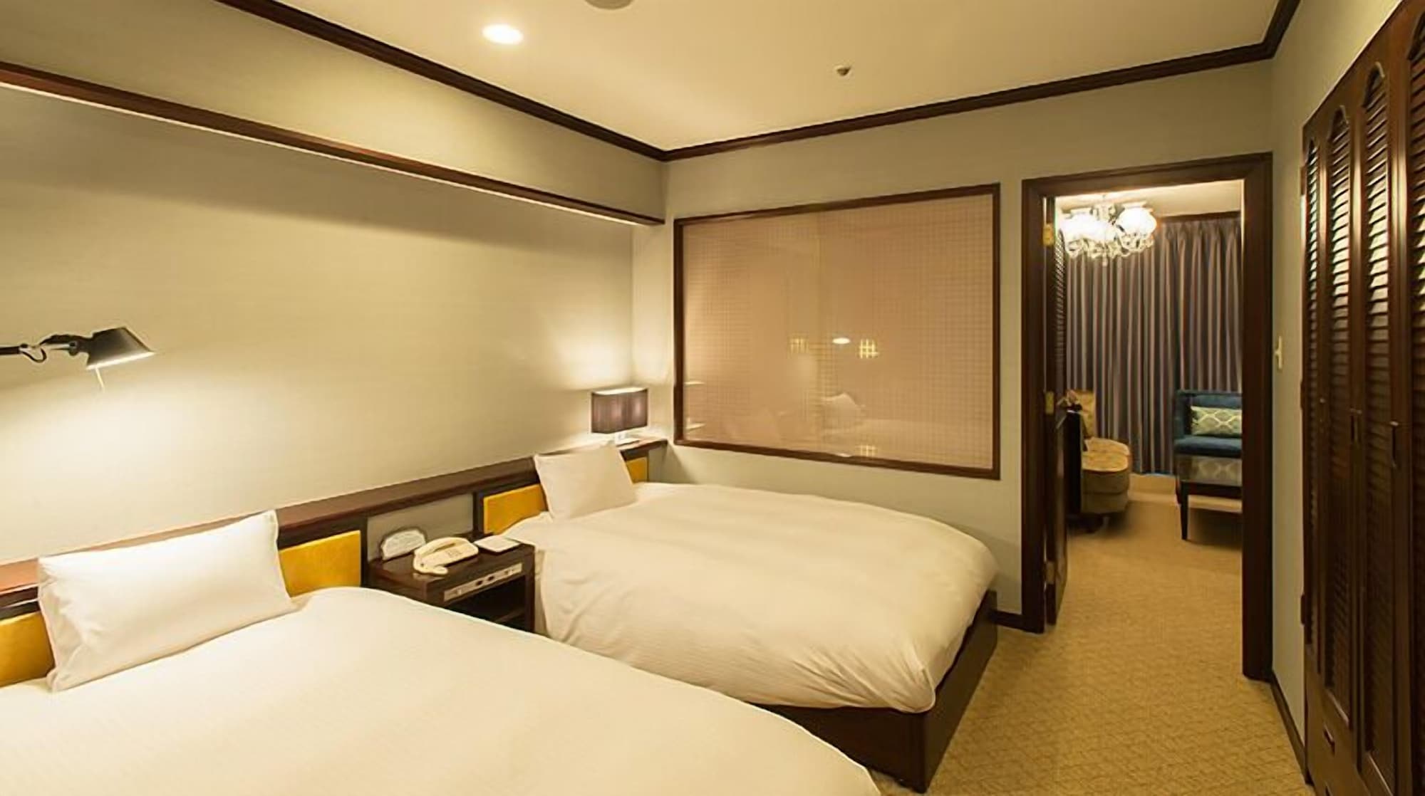 SUITE, TWIN BEDS