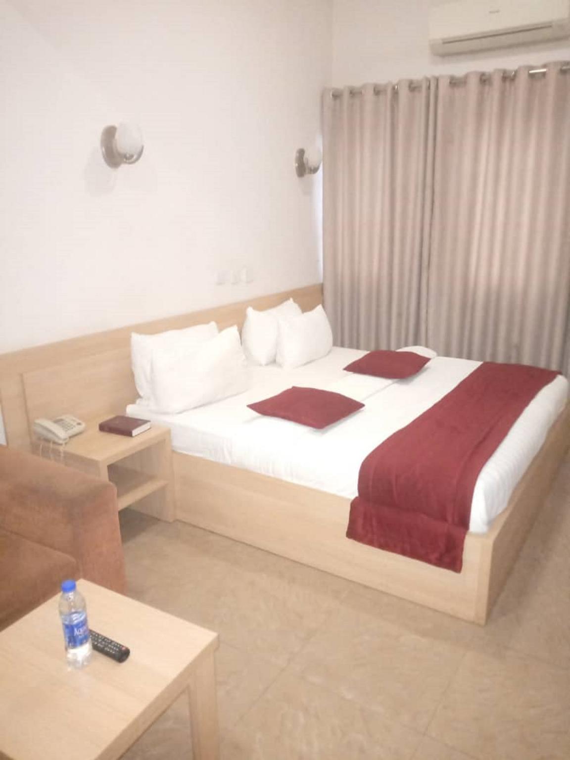Ozom Hotel 8/29