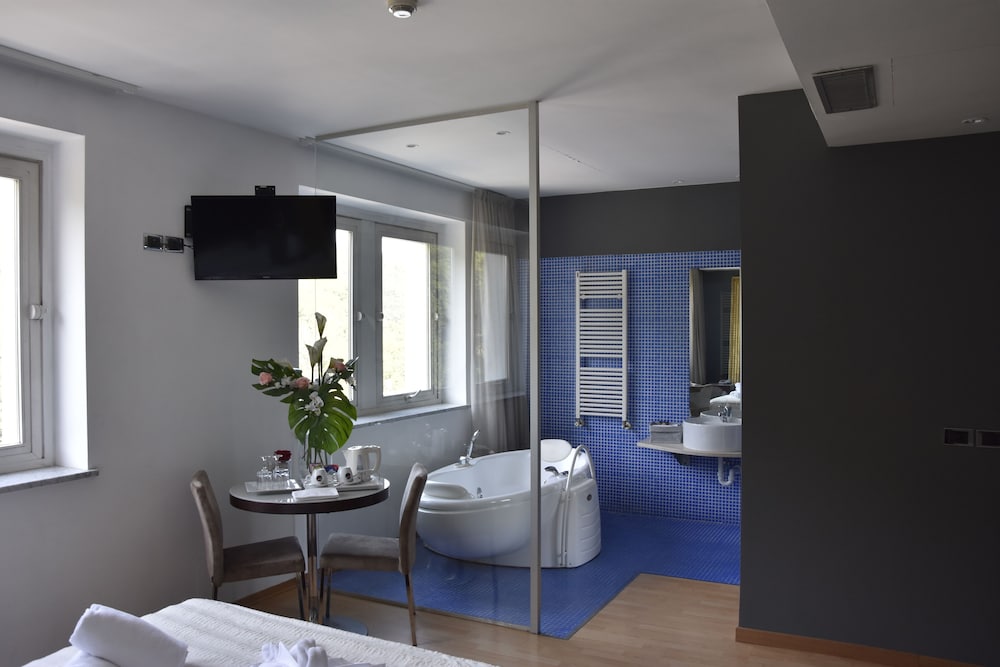 Aston Hotel 33/42