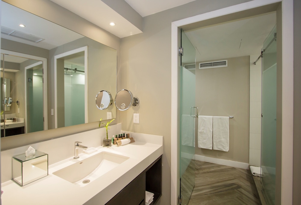 Isaaya Hotel Boutique By Wtc 50/50
