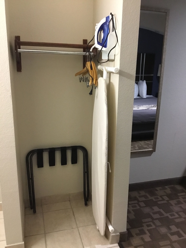 Regency Inn & Suites Baytown 8/62