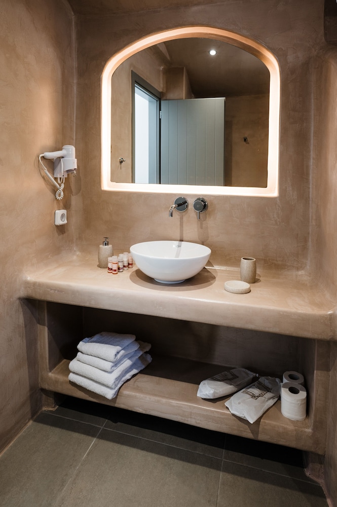 Amphitrite Suites Santorini 67/68