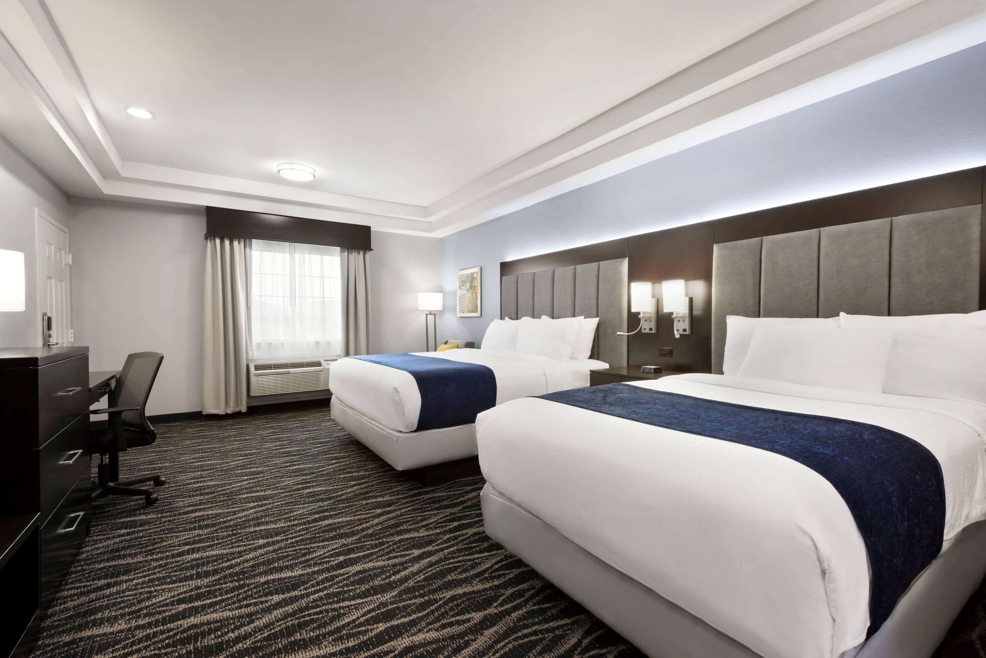 جناح بسرير كينج وسرير مزدوج، Days Inn & Suites by Wyndham Houston Hobby Airport 2/5