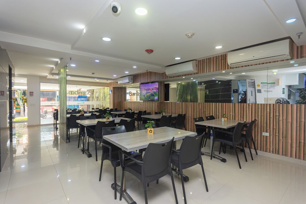 Hotel Laureles Plaza 51/63