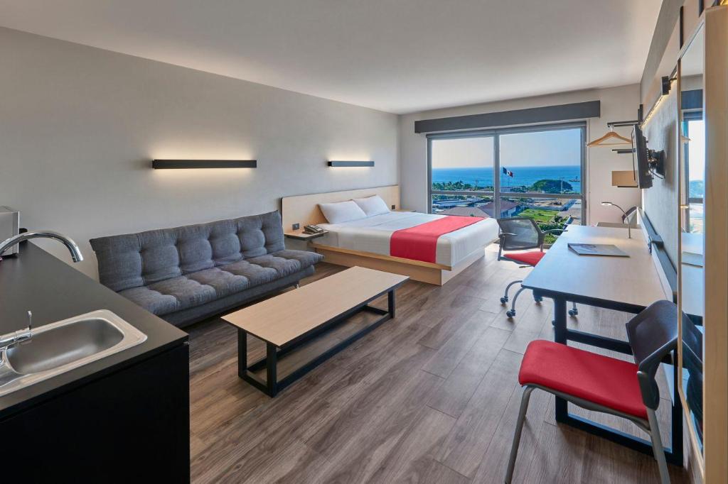 غرفة سوبيريور بسرير كينج مع أريكة، City Express Plus by Marriott Puerto Vallarta 4/6