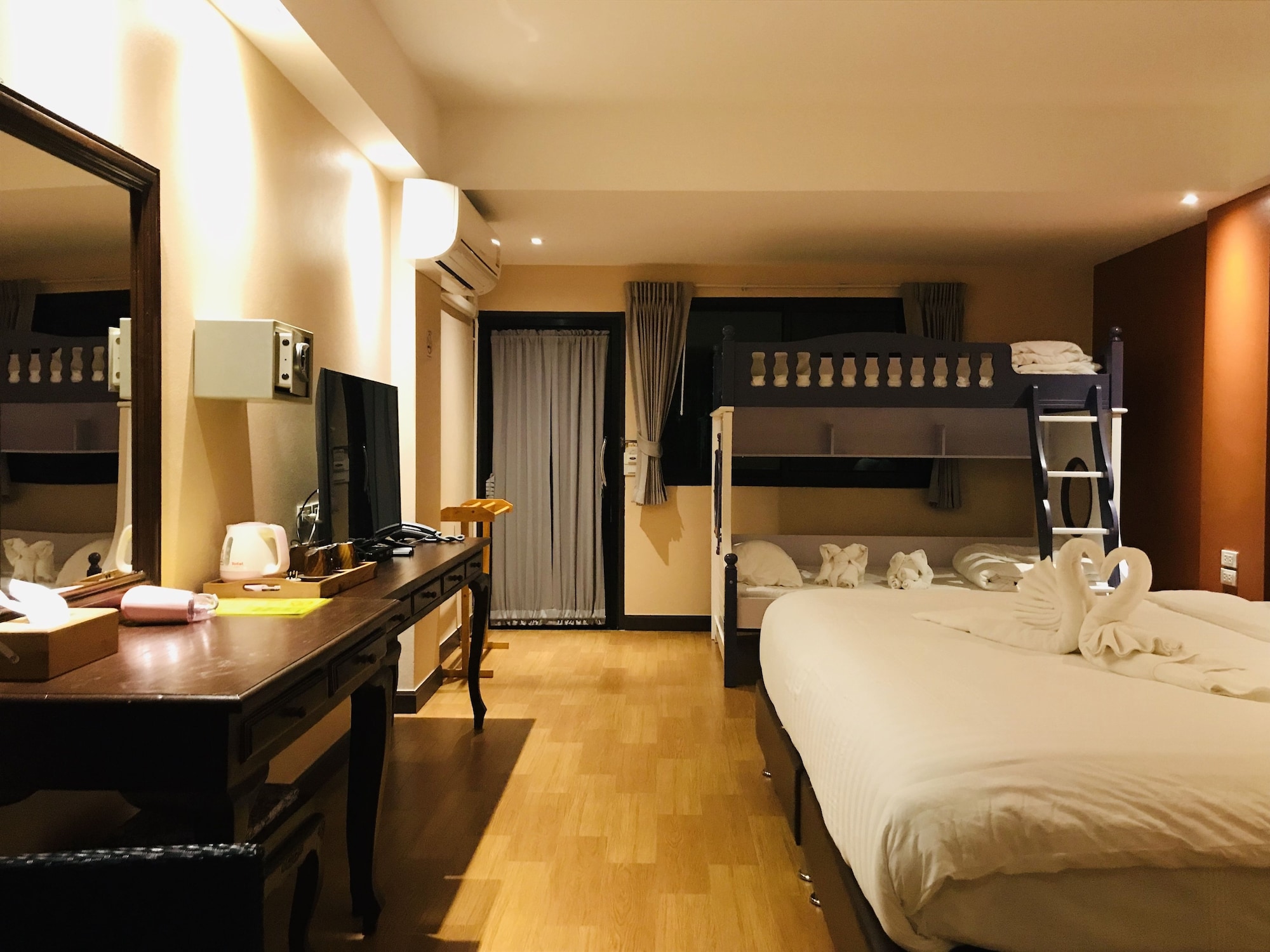 Deluxe, Family, King Bed, Bunk Bed, Pool Access