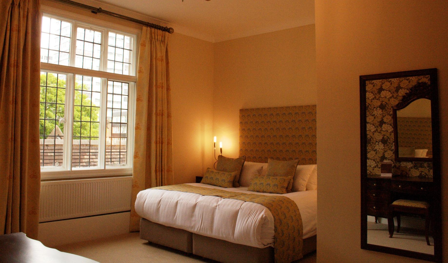 جناح، Best Western Plough & Harrow Hotel 2/2