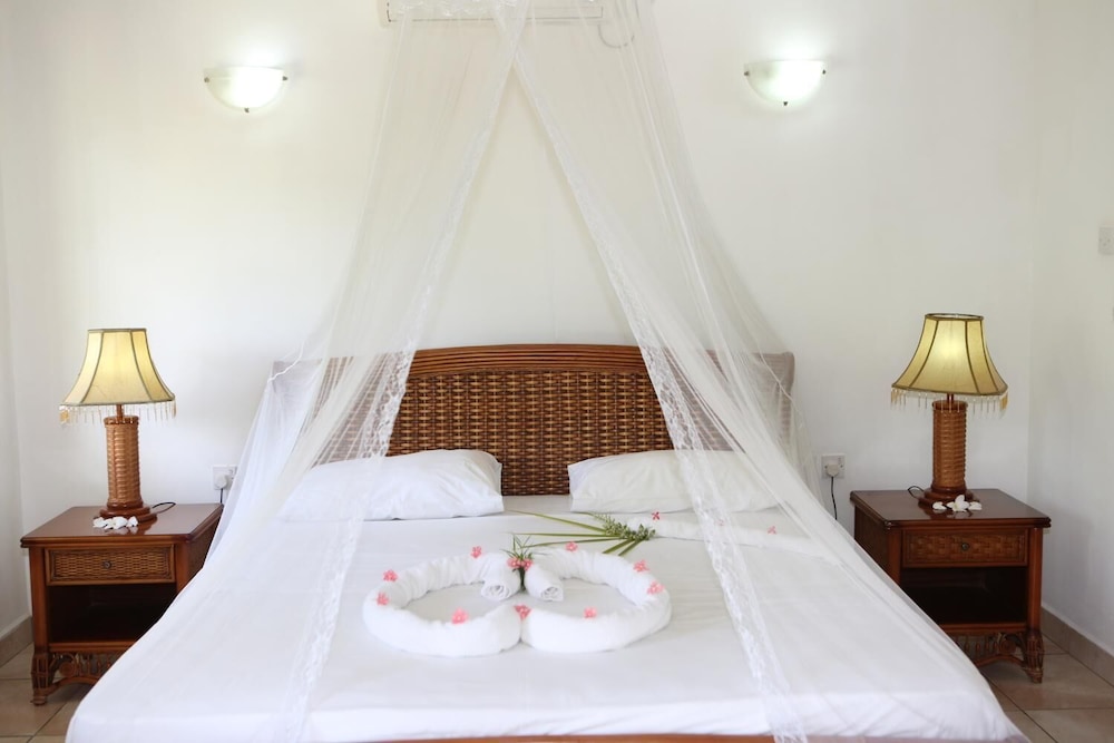 Le Surmer Self Catering Chalets 6/17