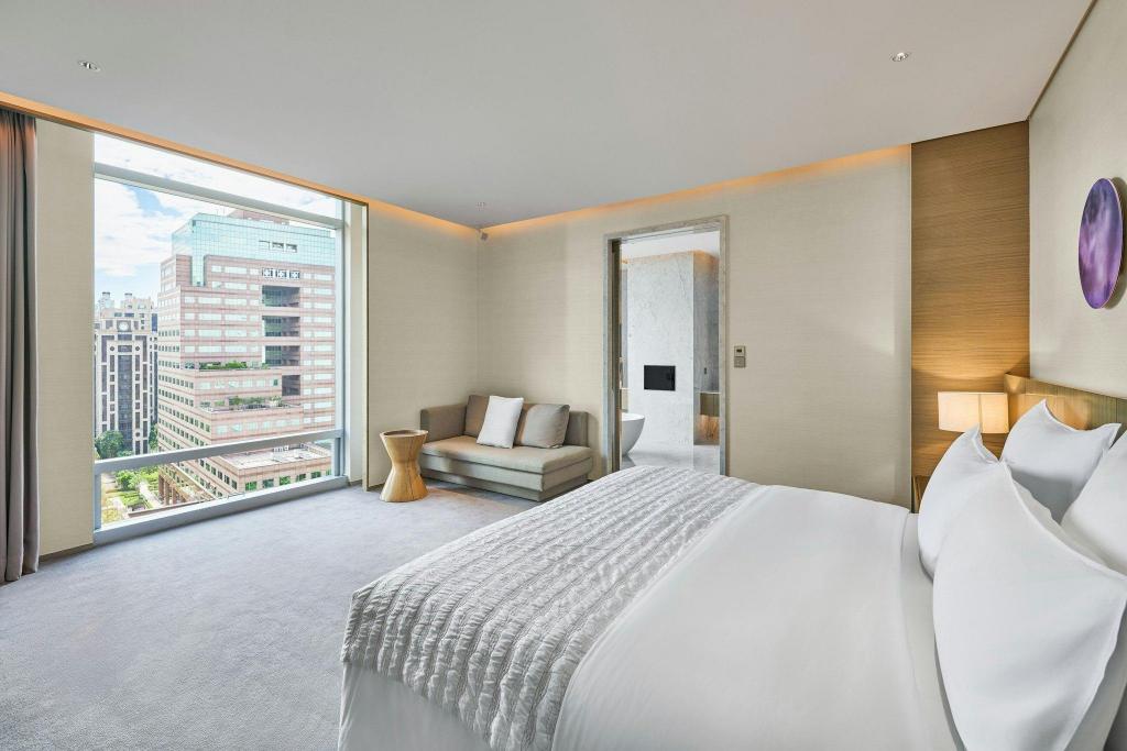 1 Bedroom, Le Meridien, Suite, King Bed, Building View, Corner